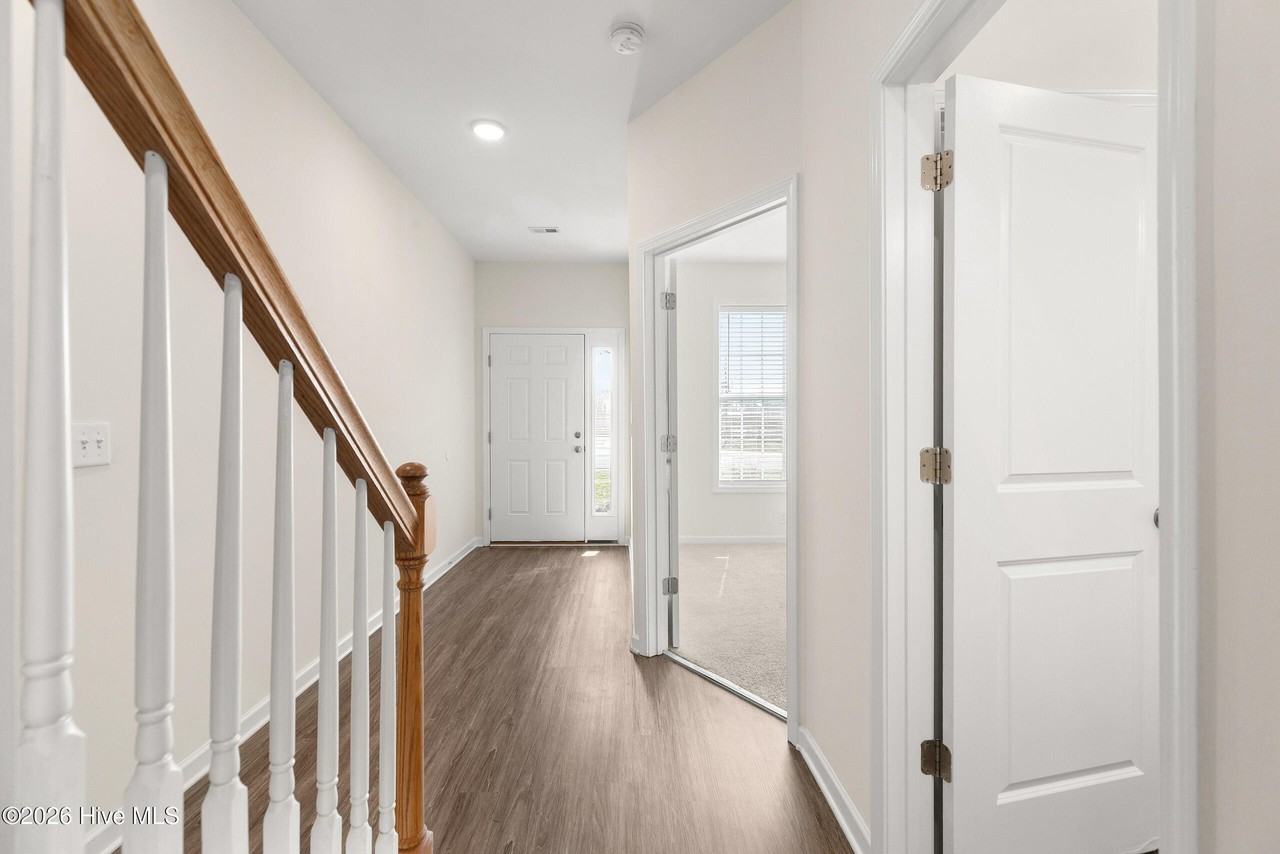 37 Dresser Ln - Photo 4 of 28