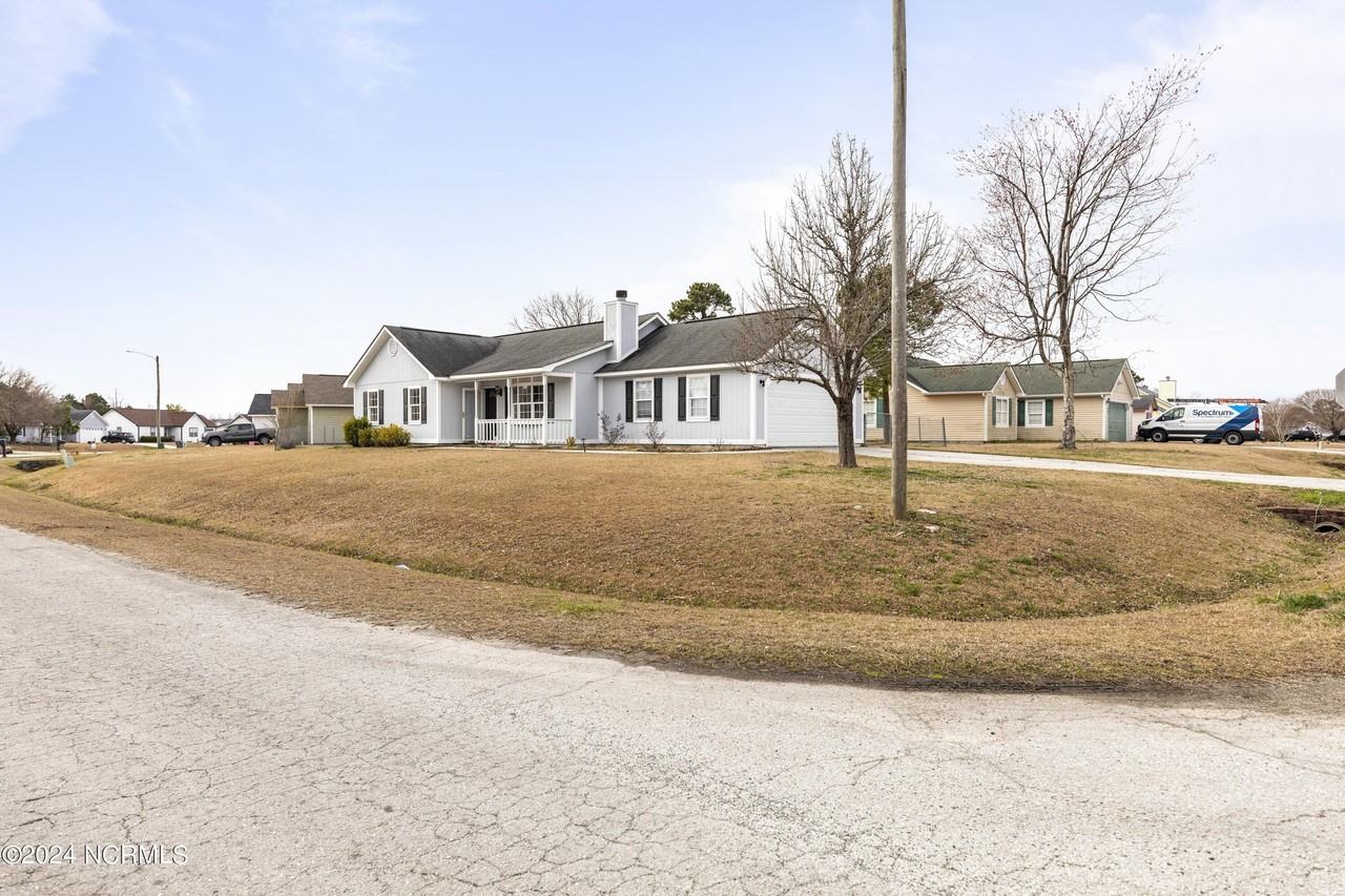 305 Foxridge Ln - Photo 2 of 32