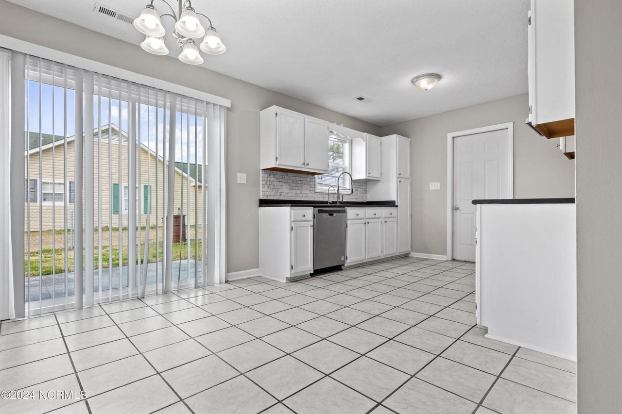 305 Foxridge Ln - Photo 6 of 32