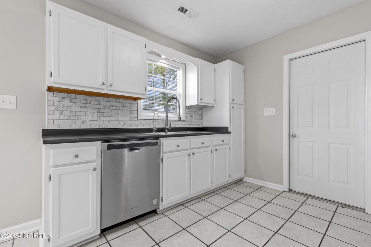305 Foxridge Ln - Photo 7 of 32