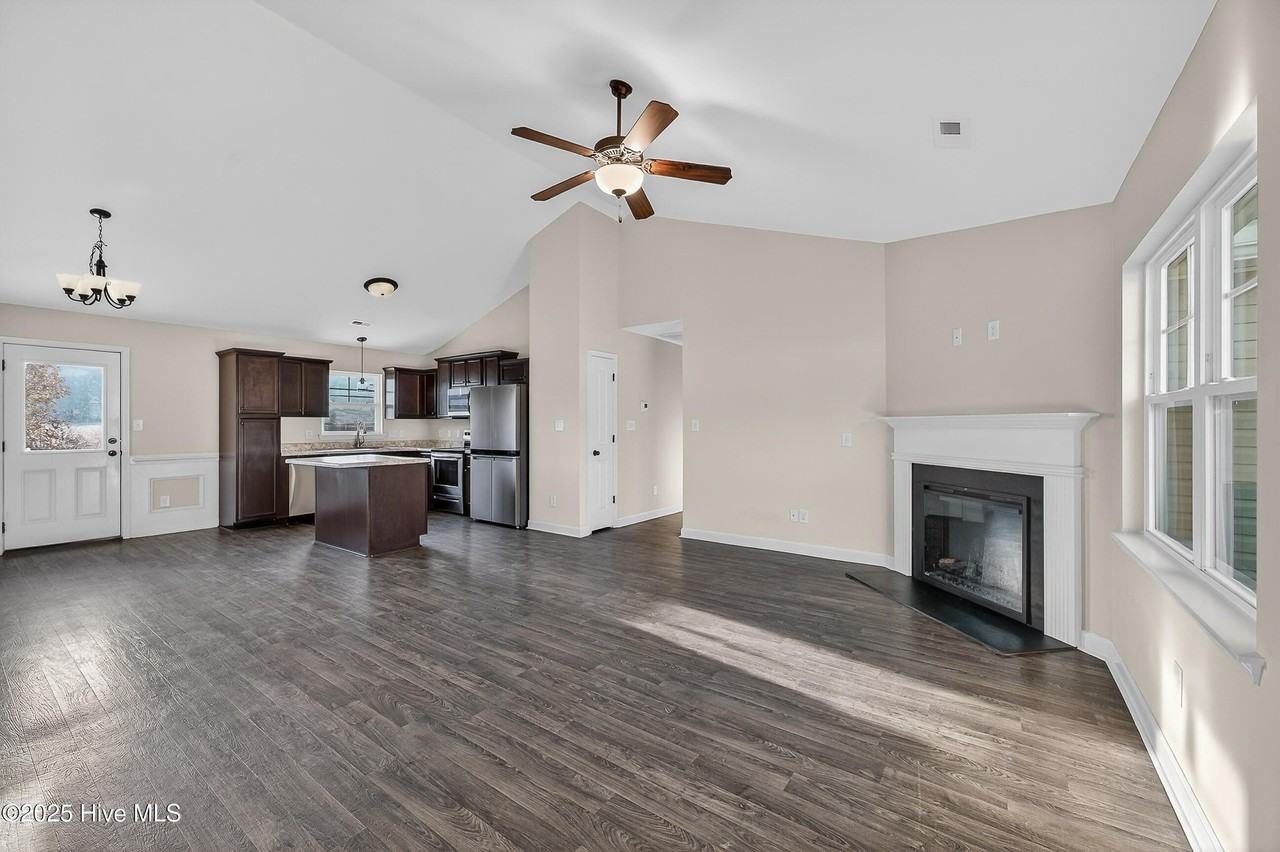 406 Paxton Ct - Photo 4 of 32