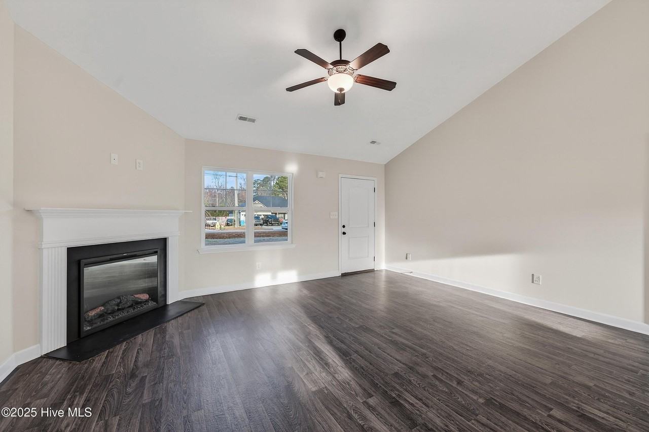 406 Paxton Ct - Photo 5 of 32