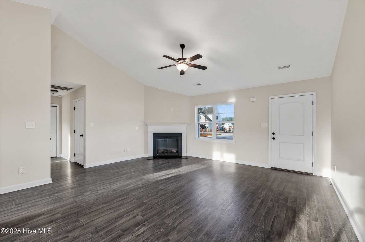 406 Paxton Ct - Photo 6 of 32
