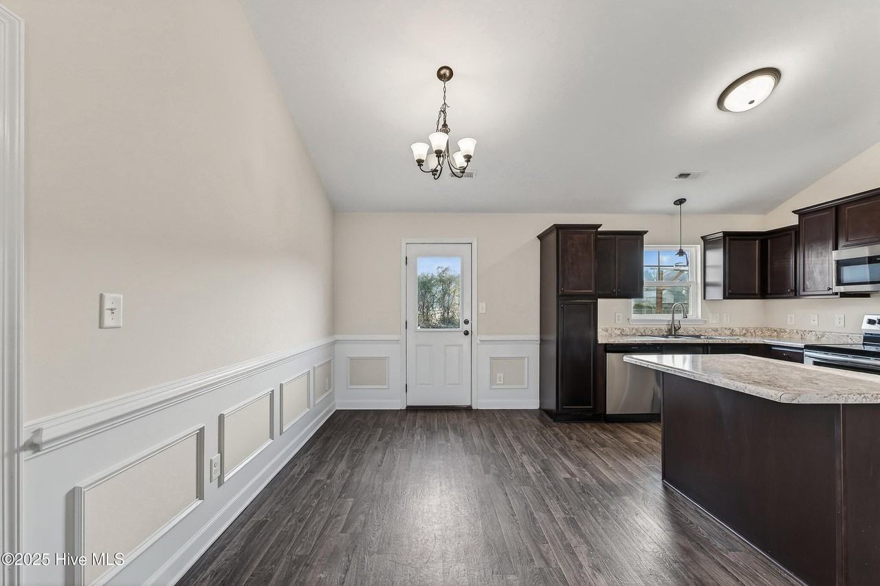 406 Paxton Ct - Photo 7 of 32
