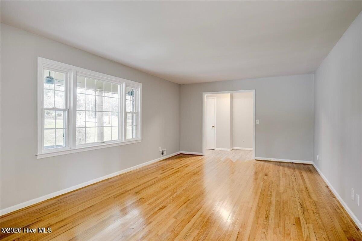 933 Campbellton Dr - Photo 2 of 35