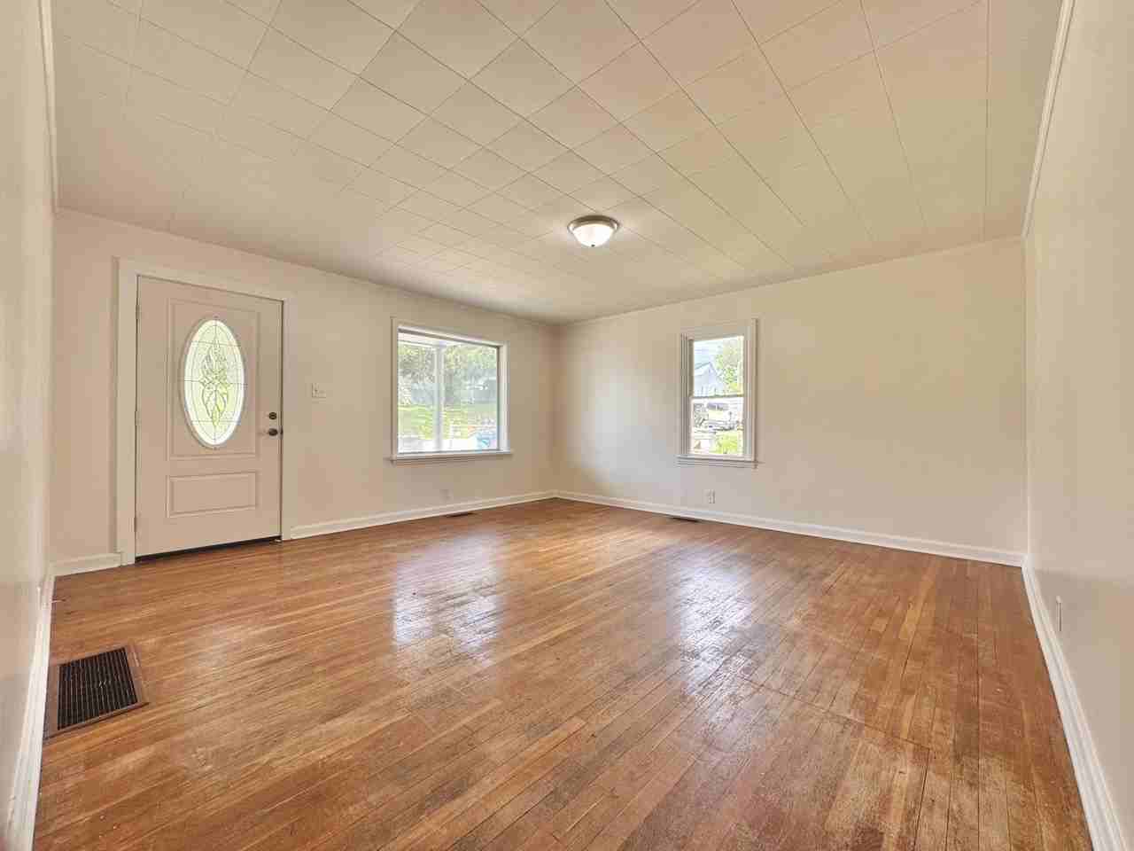 107 N Robbins Ct - Photo 3 of 21