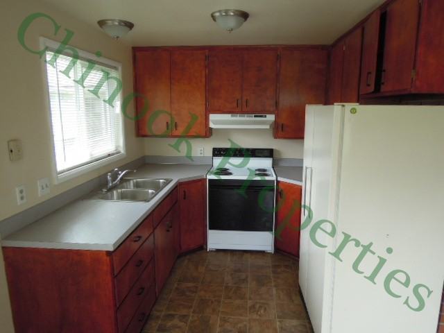 390 Irving Rd - Photo 4 of 16