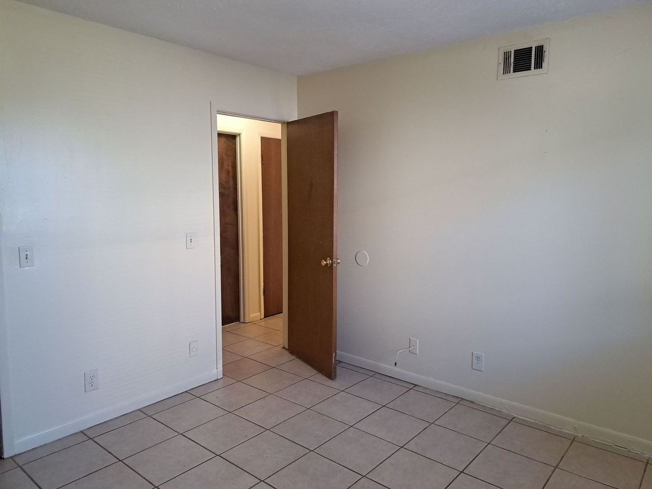 3704 E 11th St #B - Photo 2 of 15