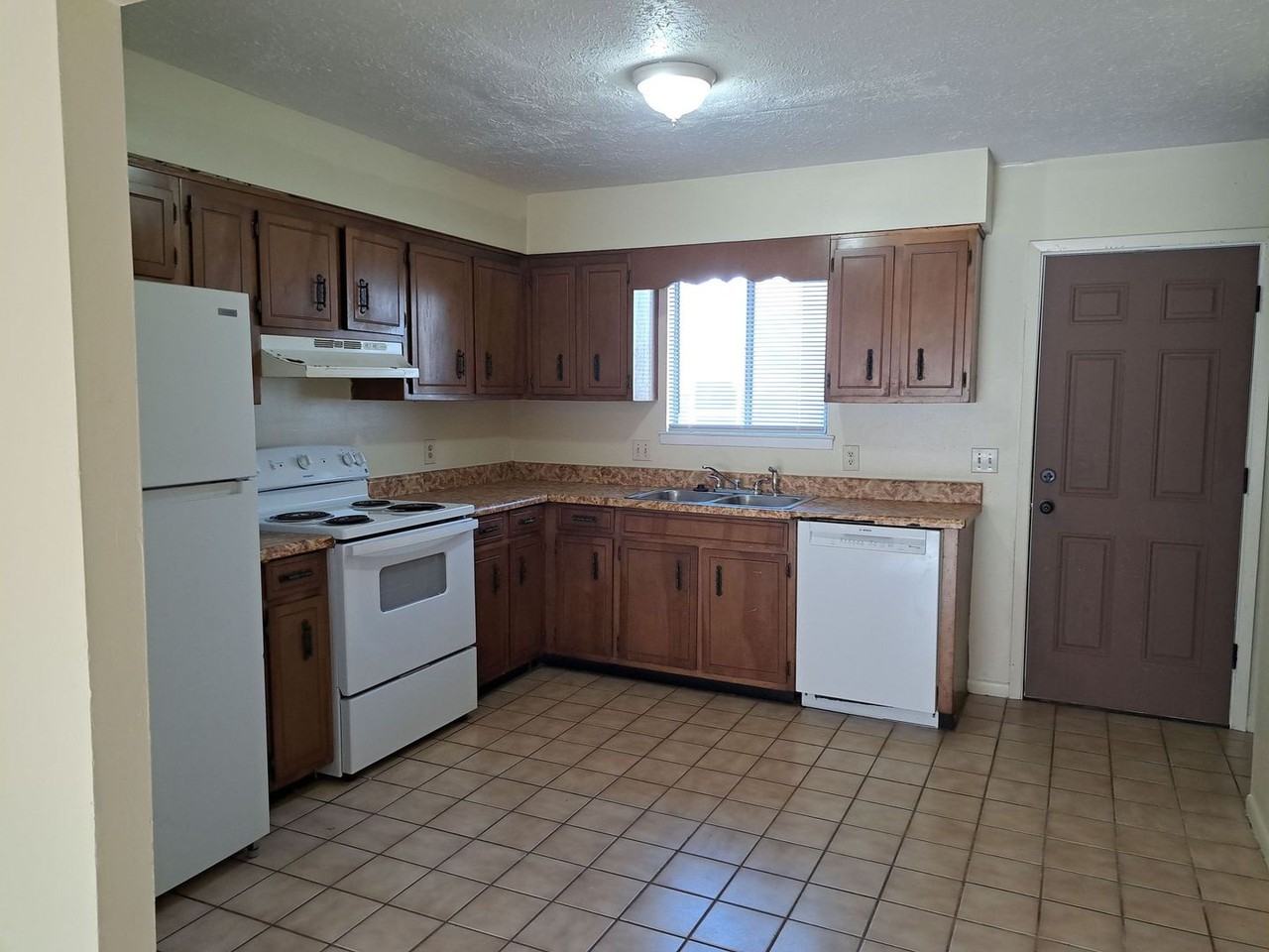 3704 E 11th St #B - Photo 4 of 15