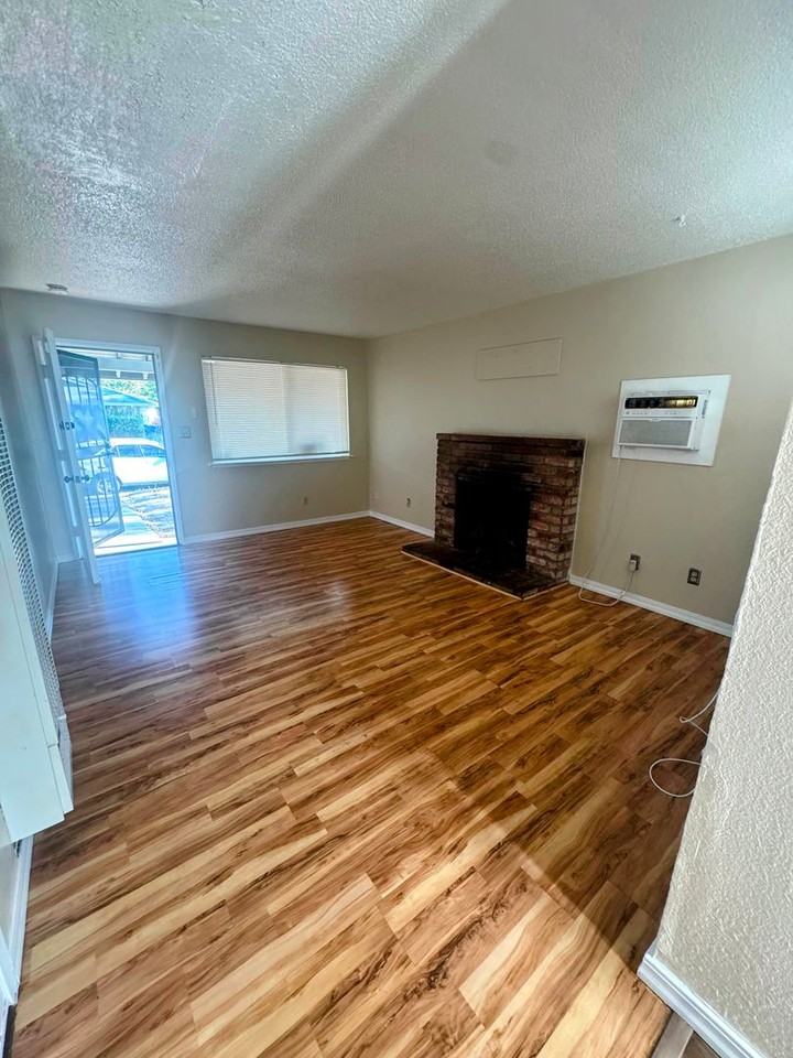 1512 71st Ave - Photo 2 of 5