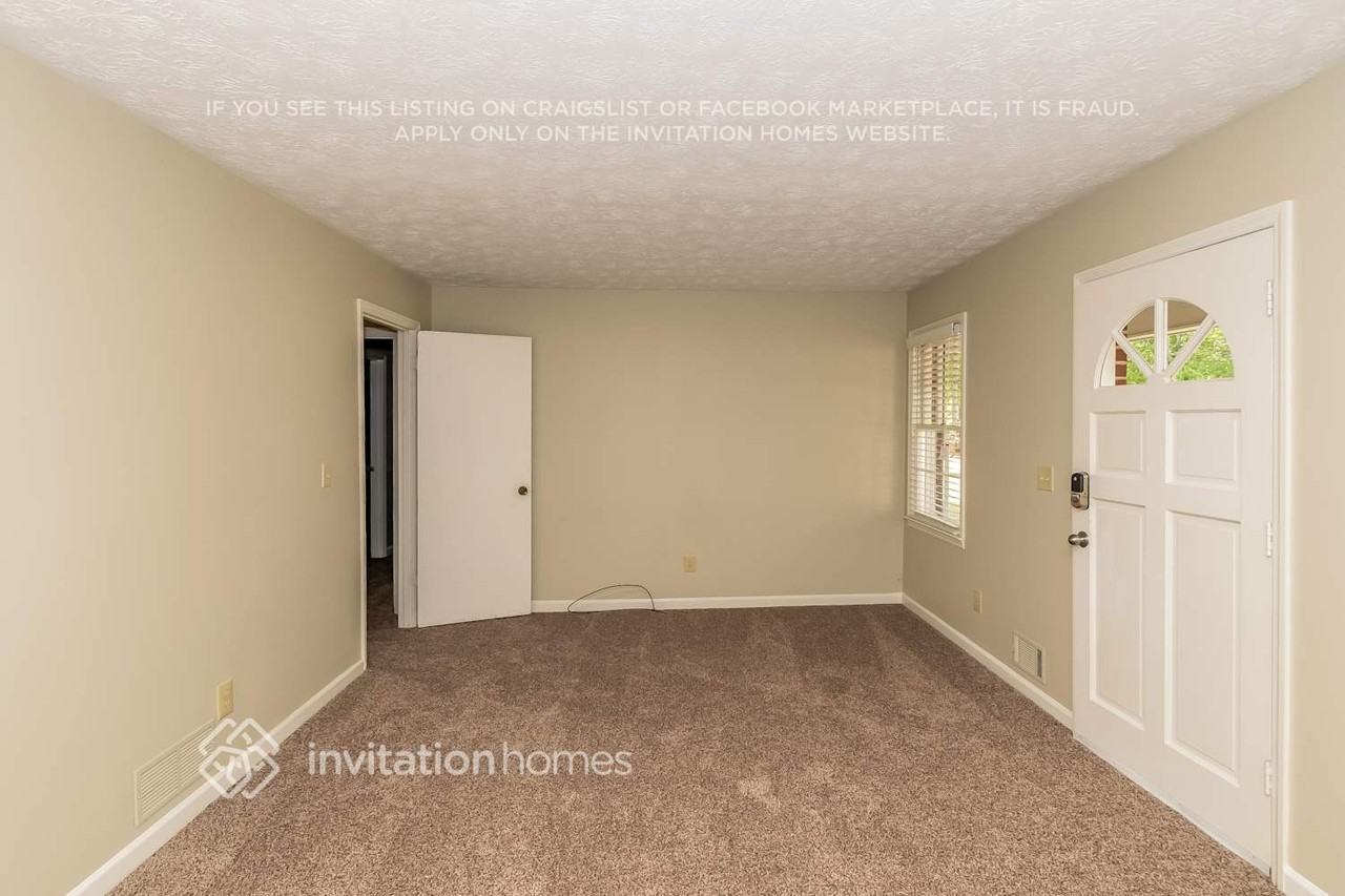 2764 Michelle Cir - Photo 2 of 21