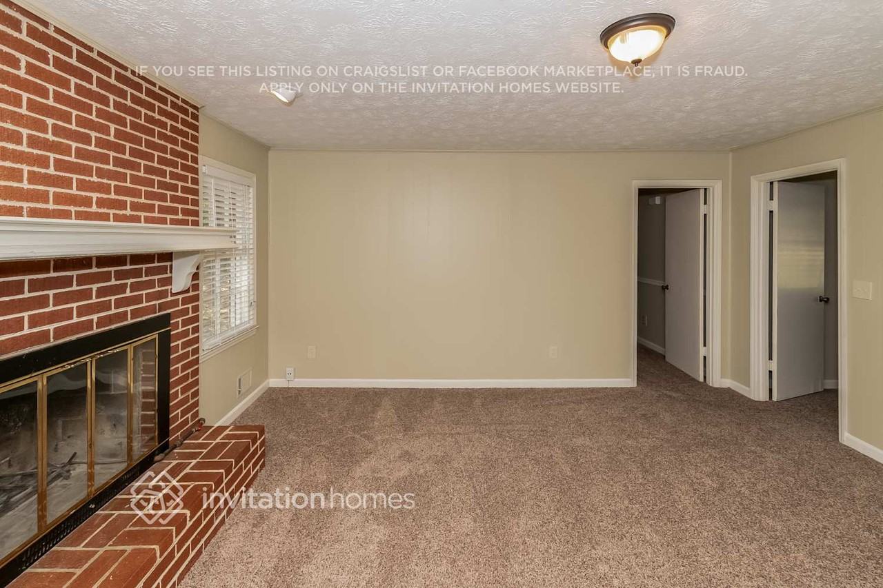 2764 Michelle Cir - Photo 3 of 21
