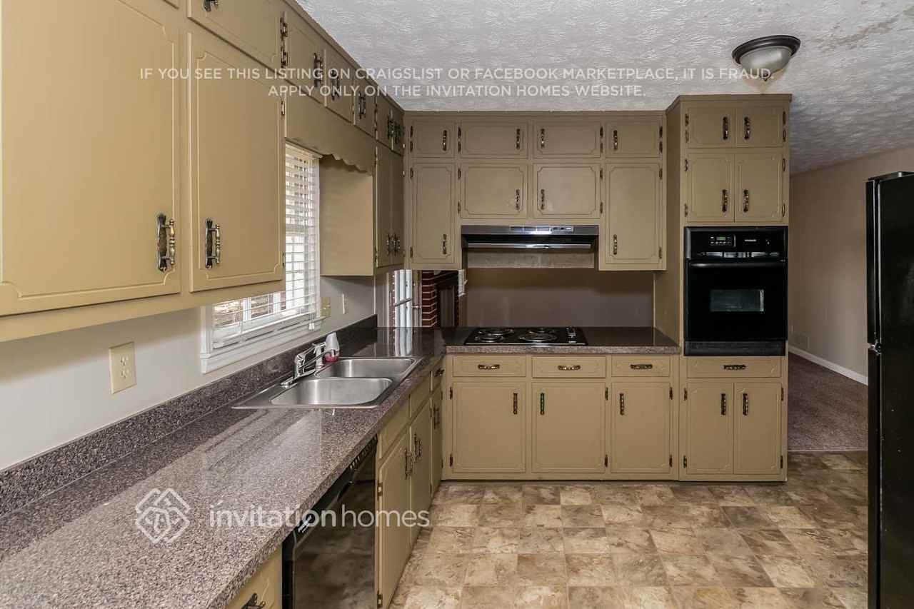 2764 Michelle Cir - Photo 5 of 21