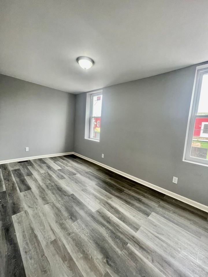 3901 Poplar St - Photo 5 of 11