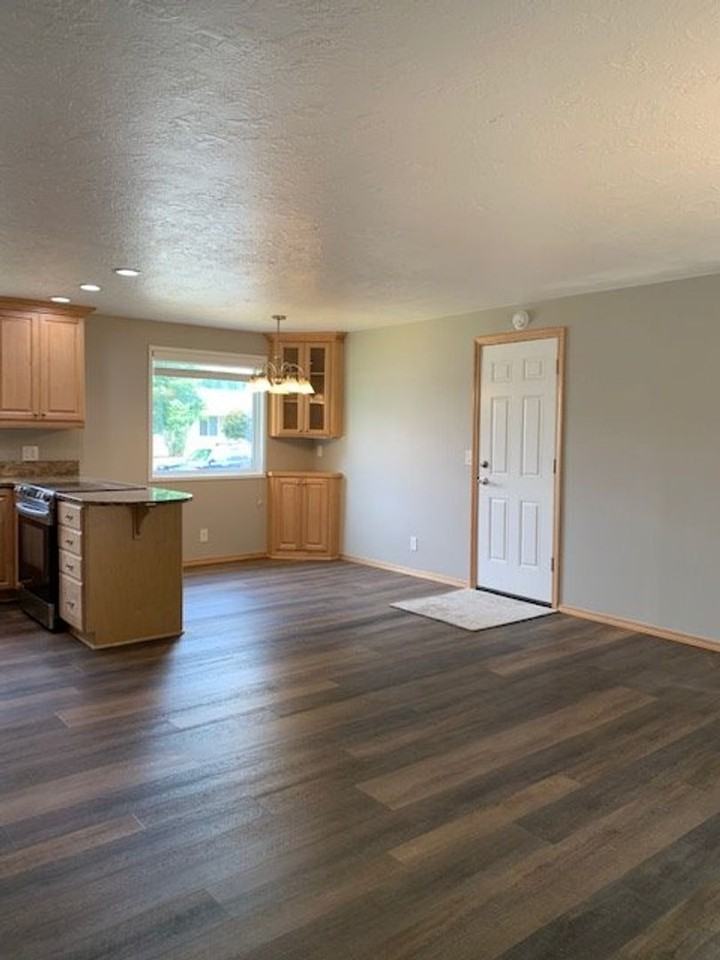 1070 Denise St Se - Photo 3 of 13