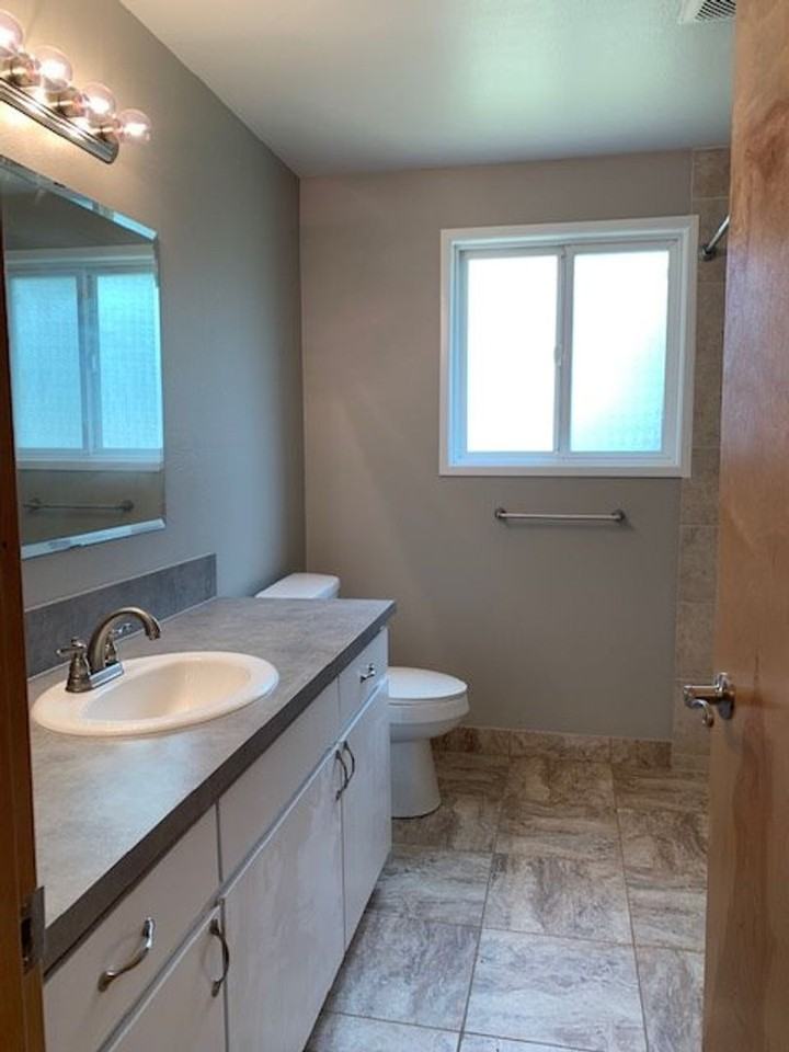 1070 Denise St Se - Photo 7 of 13