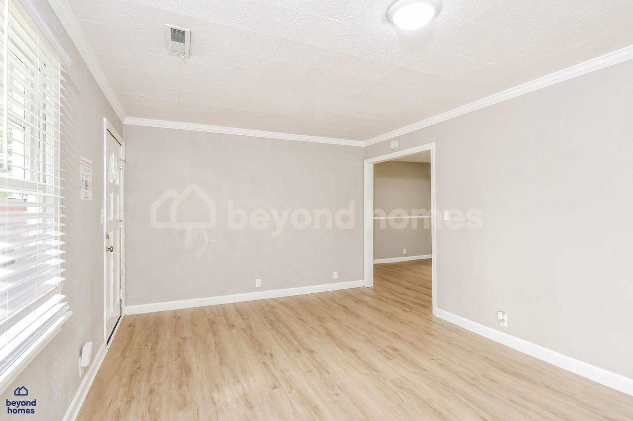 935 James Ave - Photo 3 of 19
