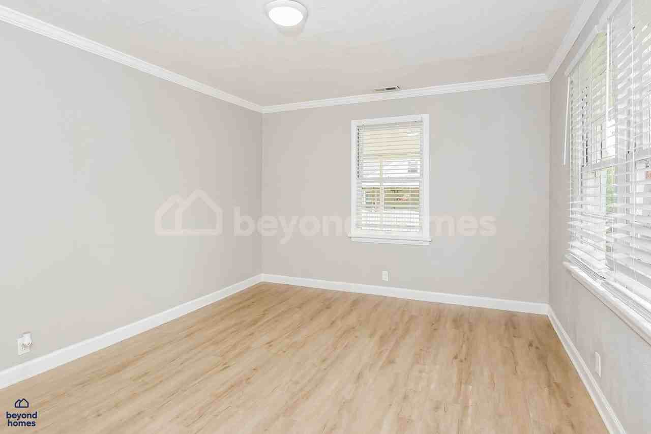 935 James Ave - Photo 4 of 19