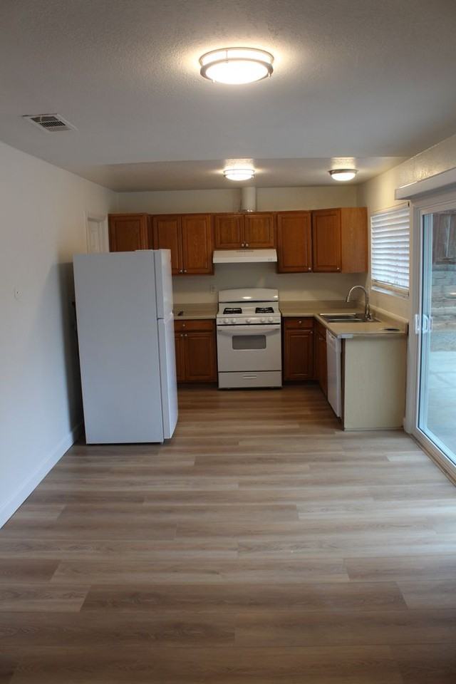 331 Rebecca Ave - Photo 3 of 24