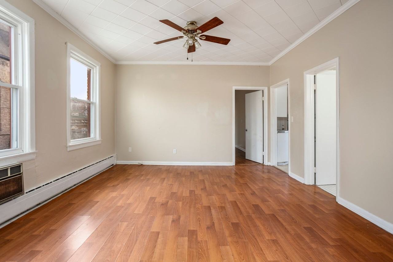 531 Merritt Ave - Photo 4 of 13
