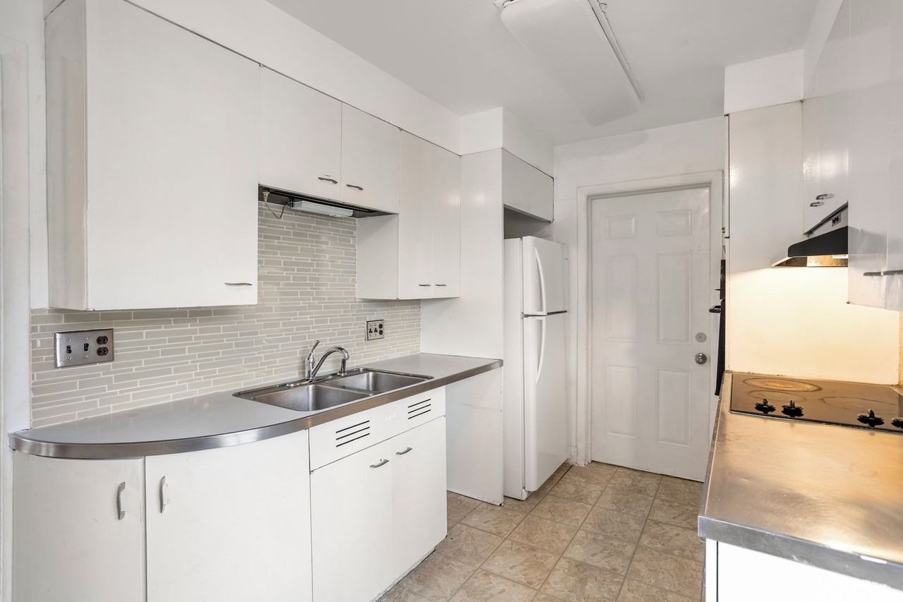 531 Merritt Ave - Photo 5 of 13