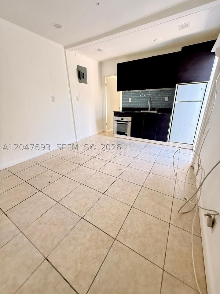 301 9th St #1 - Photo 4 of 11