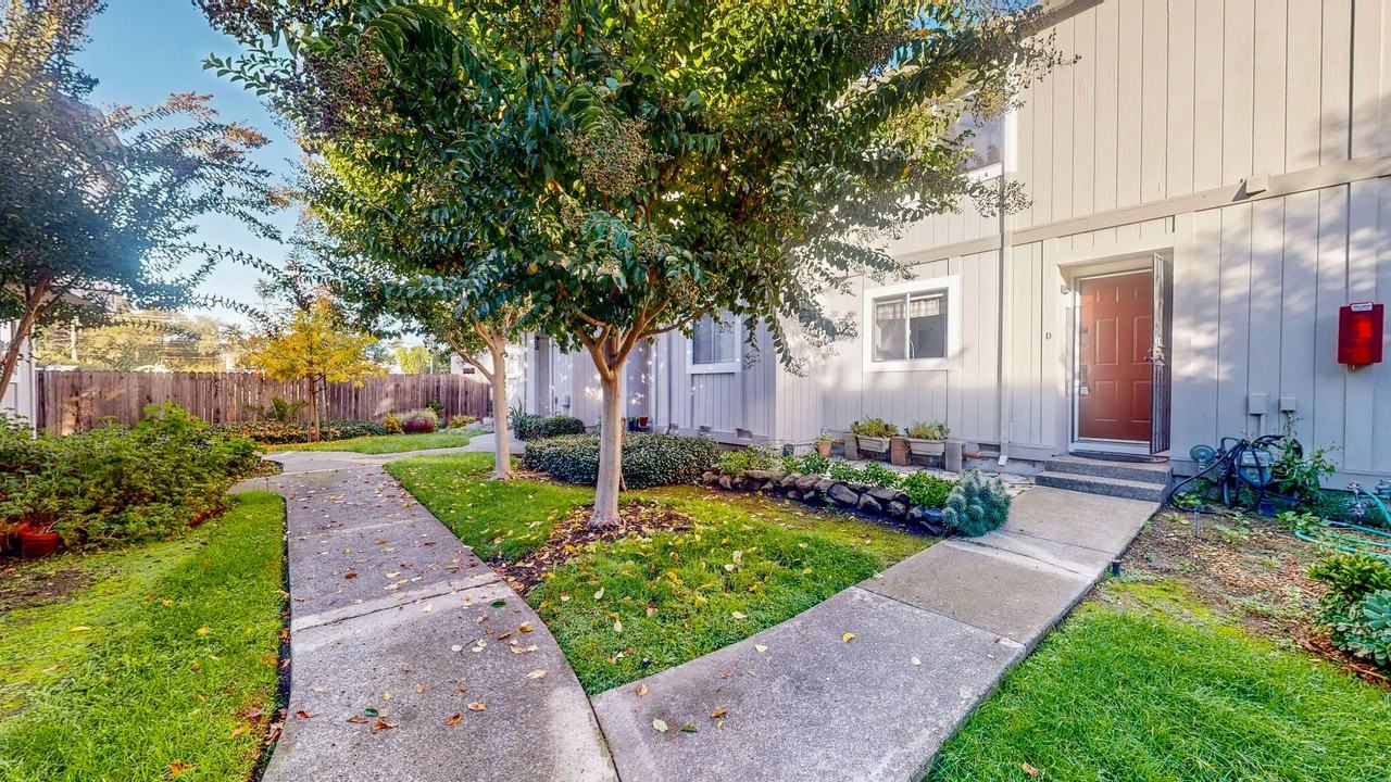 27 Front St #D