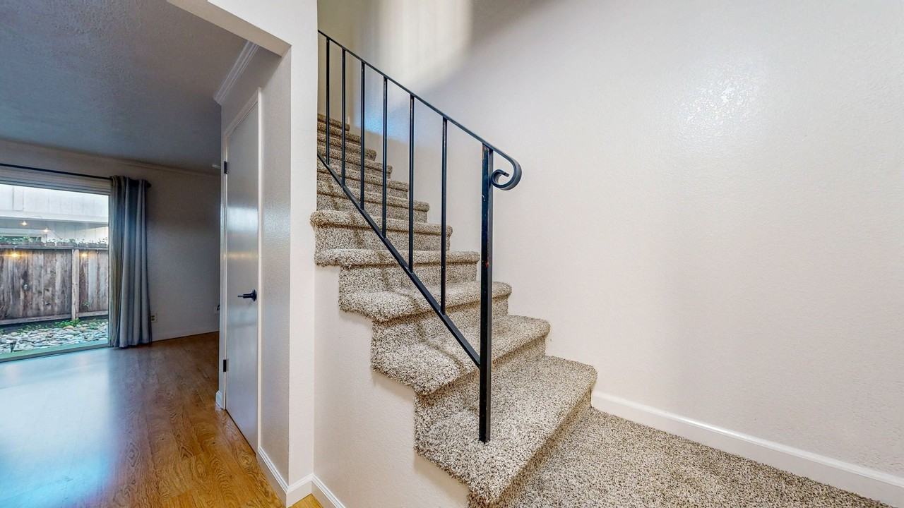 27 Front St #D - Photo 4 of 42