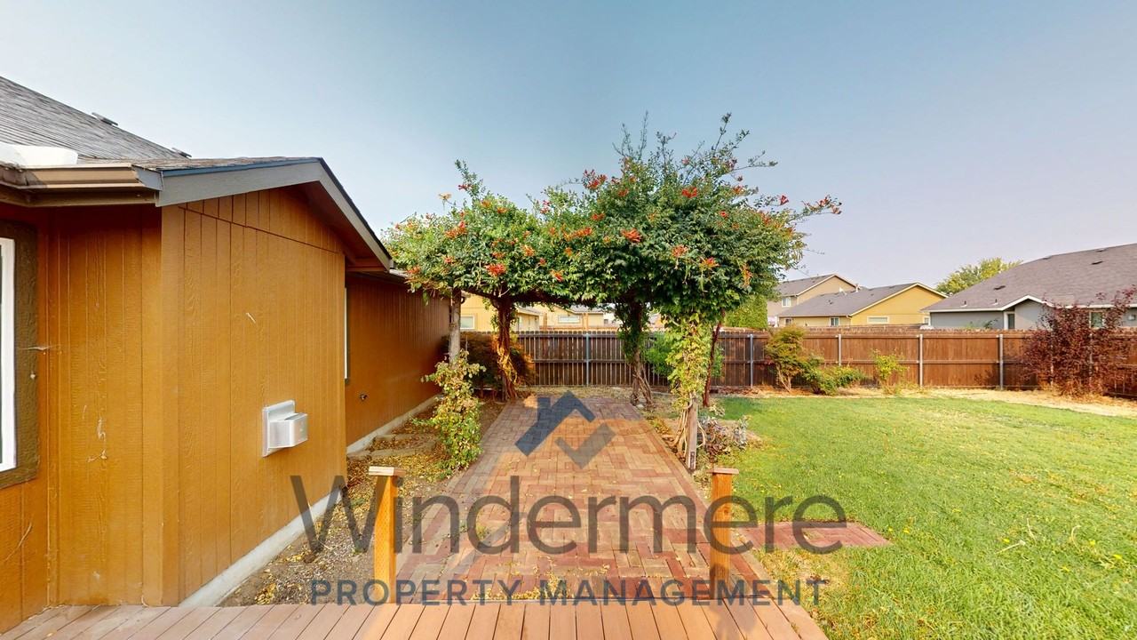 230 Chapra St - Photo 2 of 13