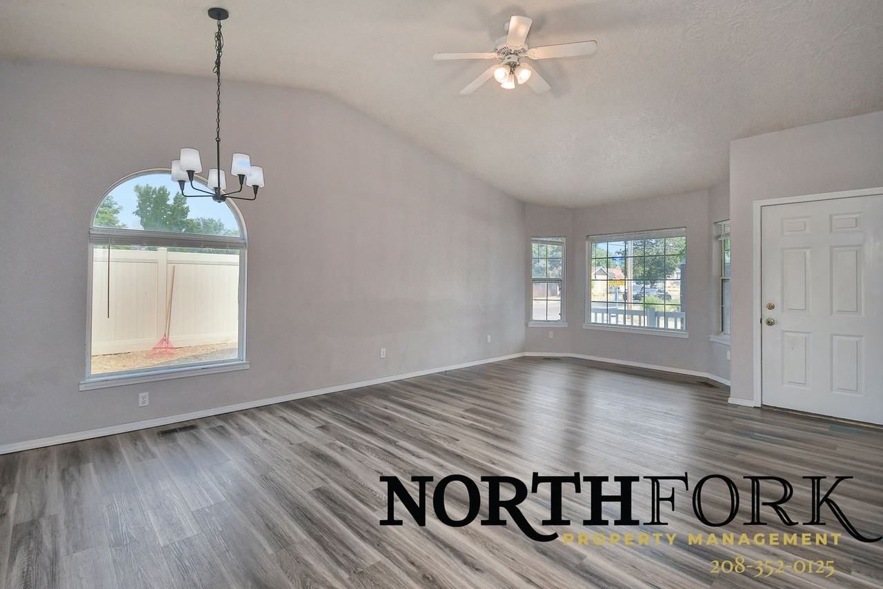 1421 S Michigan Ln - Photo 4 of 13