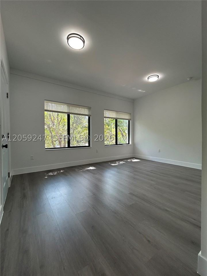 638 Sw 21st Ave #4 - Photo 6 of 19