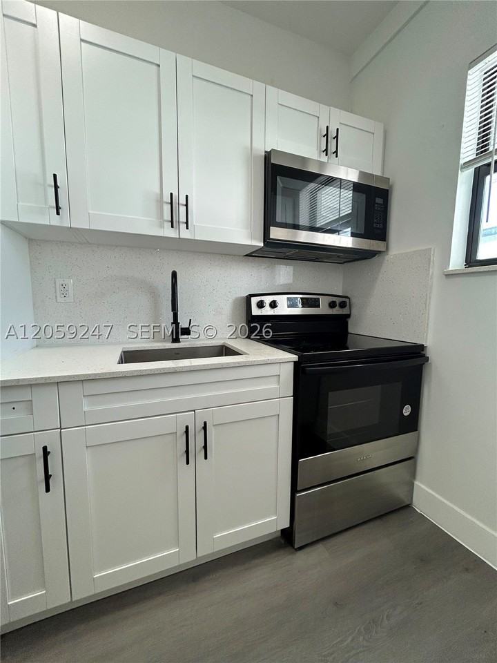 638 Sw 21st Ave #4 - Photo 7 of 19
