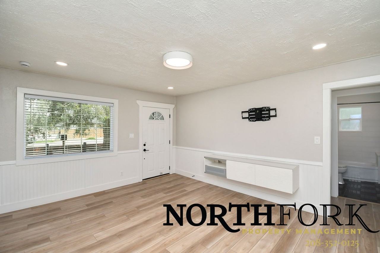 2479 N Maple Grove Rd - Photo 2 of 11