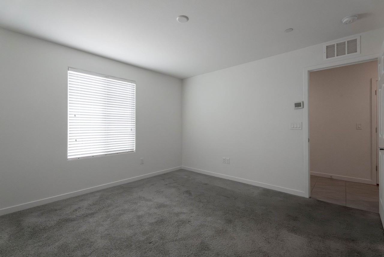 902 Bronzite St - Photo 3 of 40