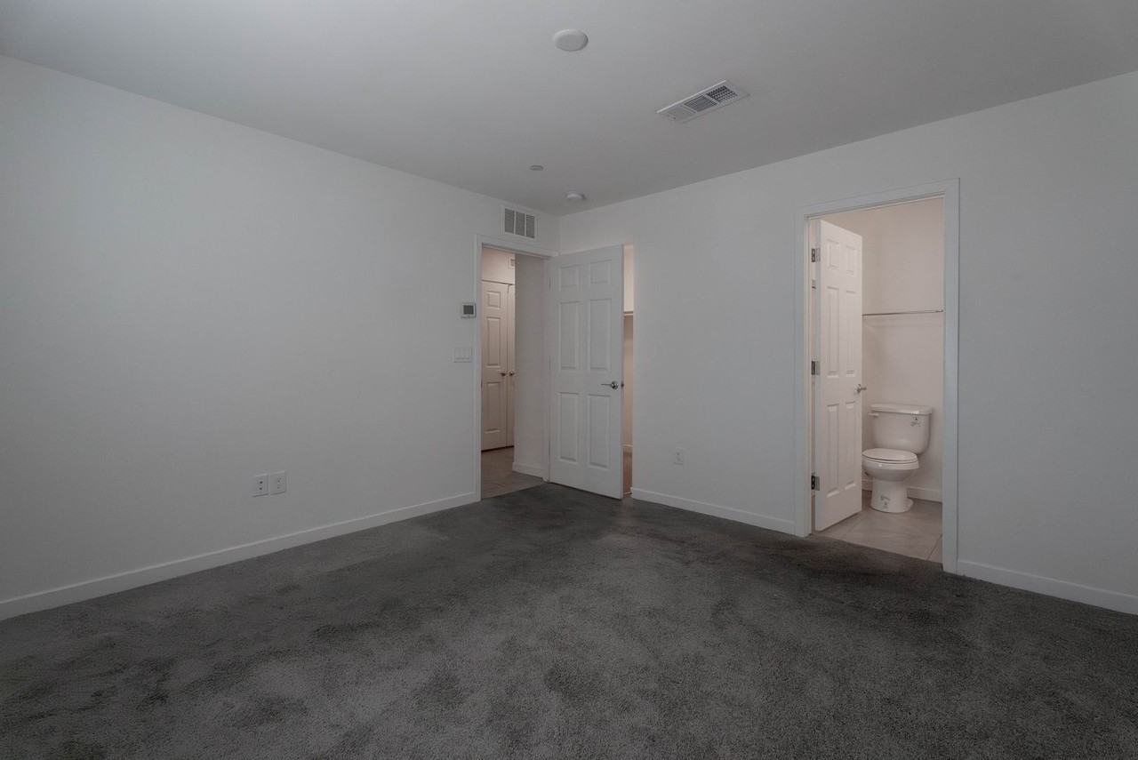 902 Bronzite St - Photo 4 of 40