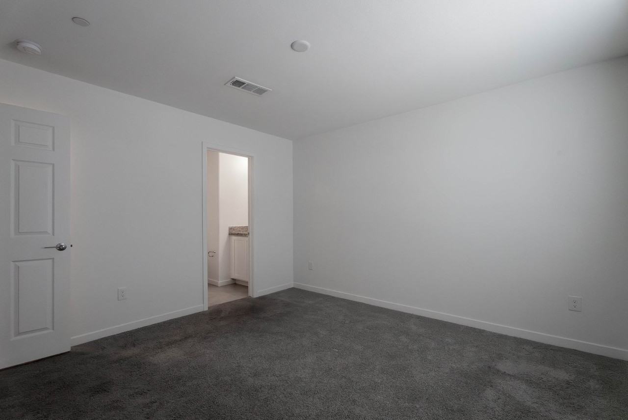 902 Bronzite St - Photo 5 of 40