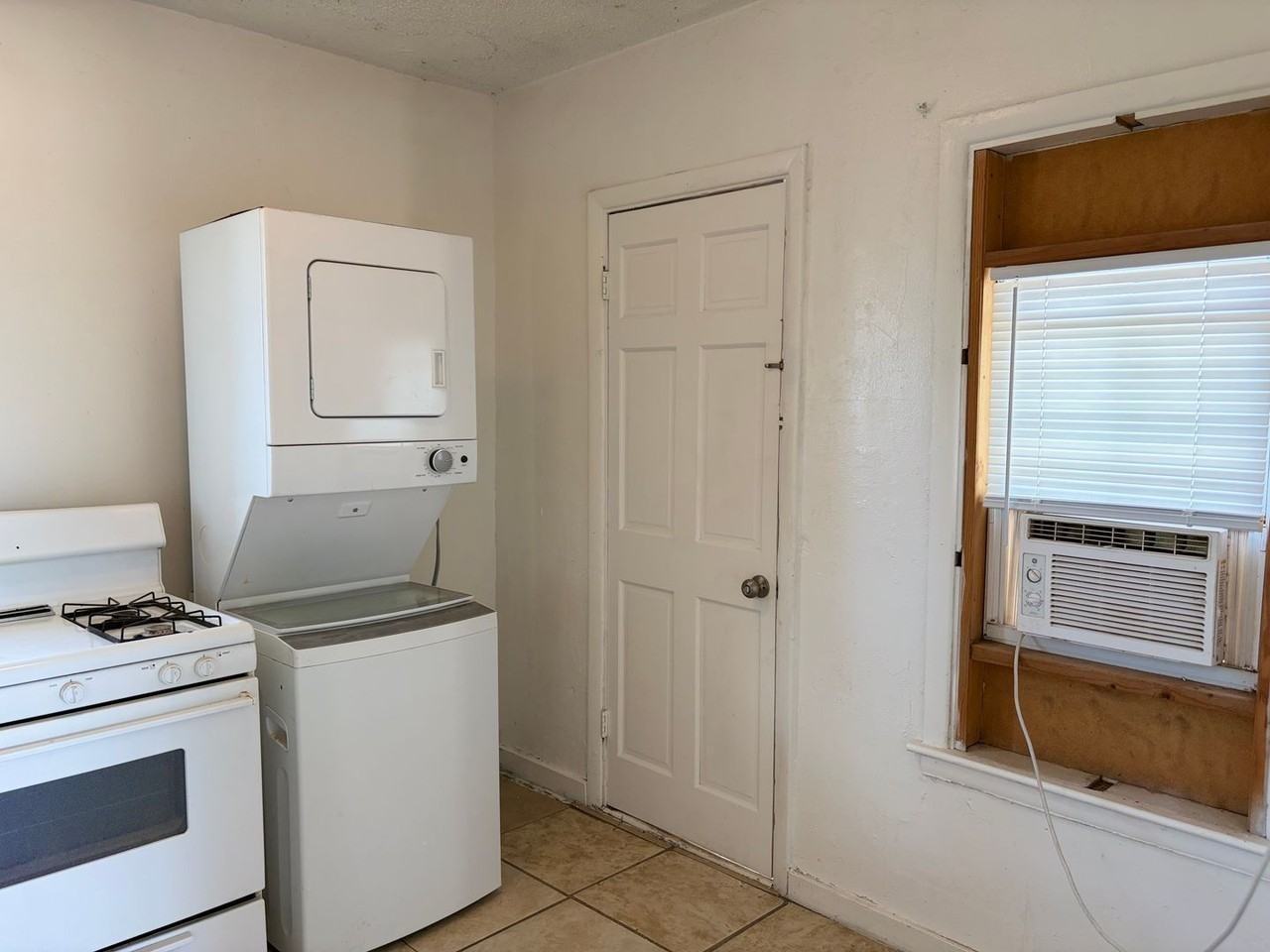 3111 Amherst St - Photo 7 of 29