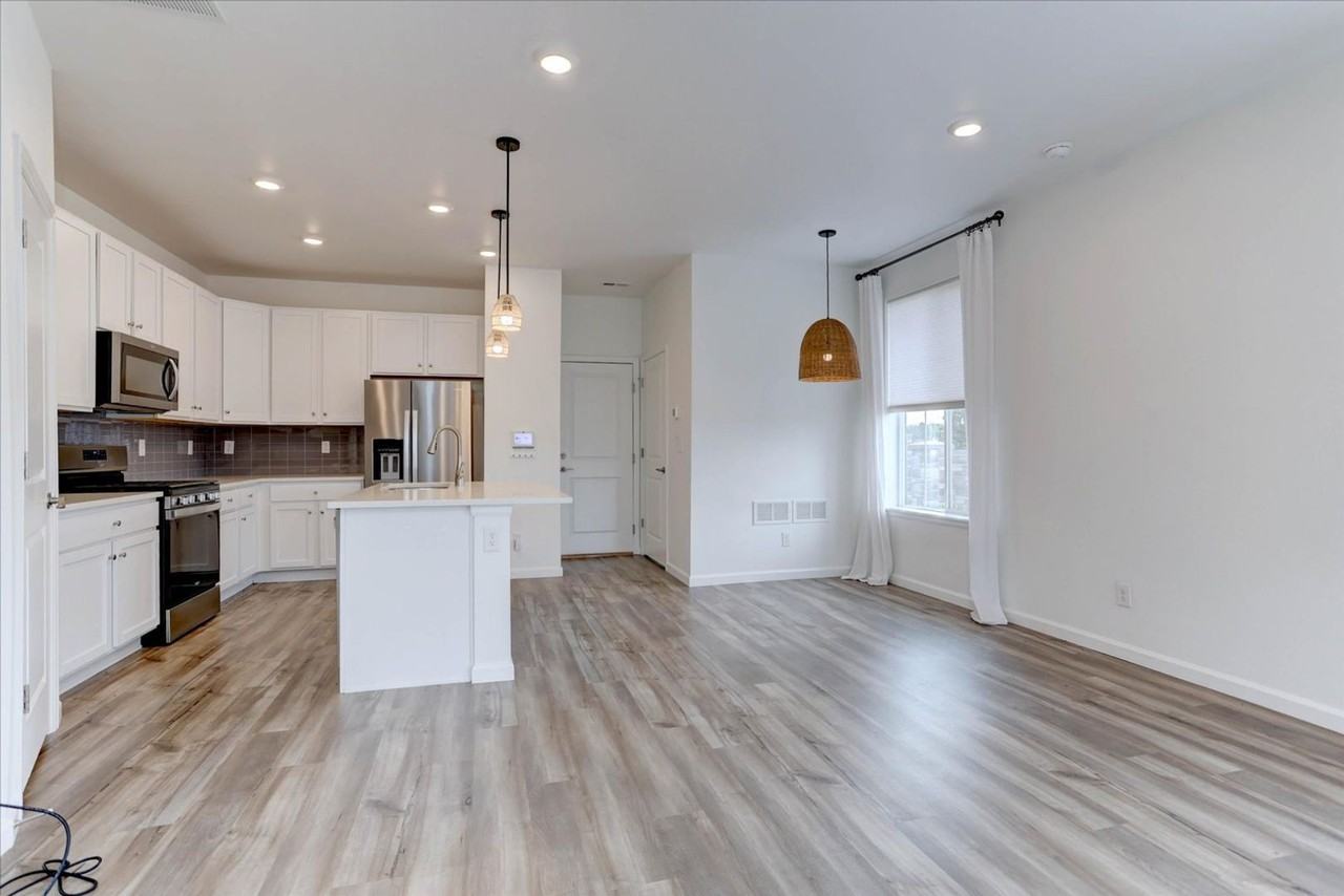 1828 S Poplar Ct - Photo 4 of 21