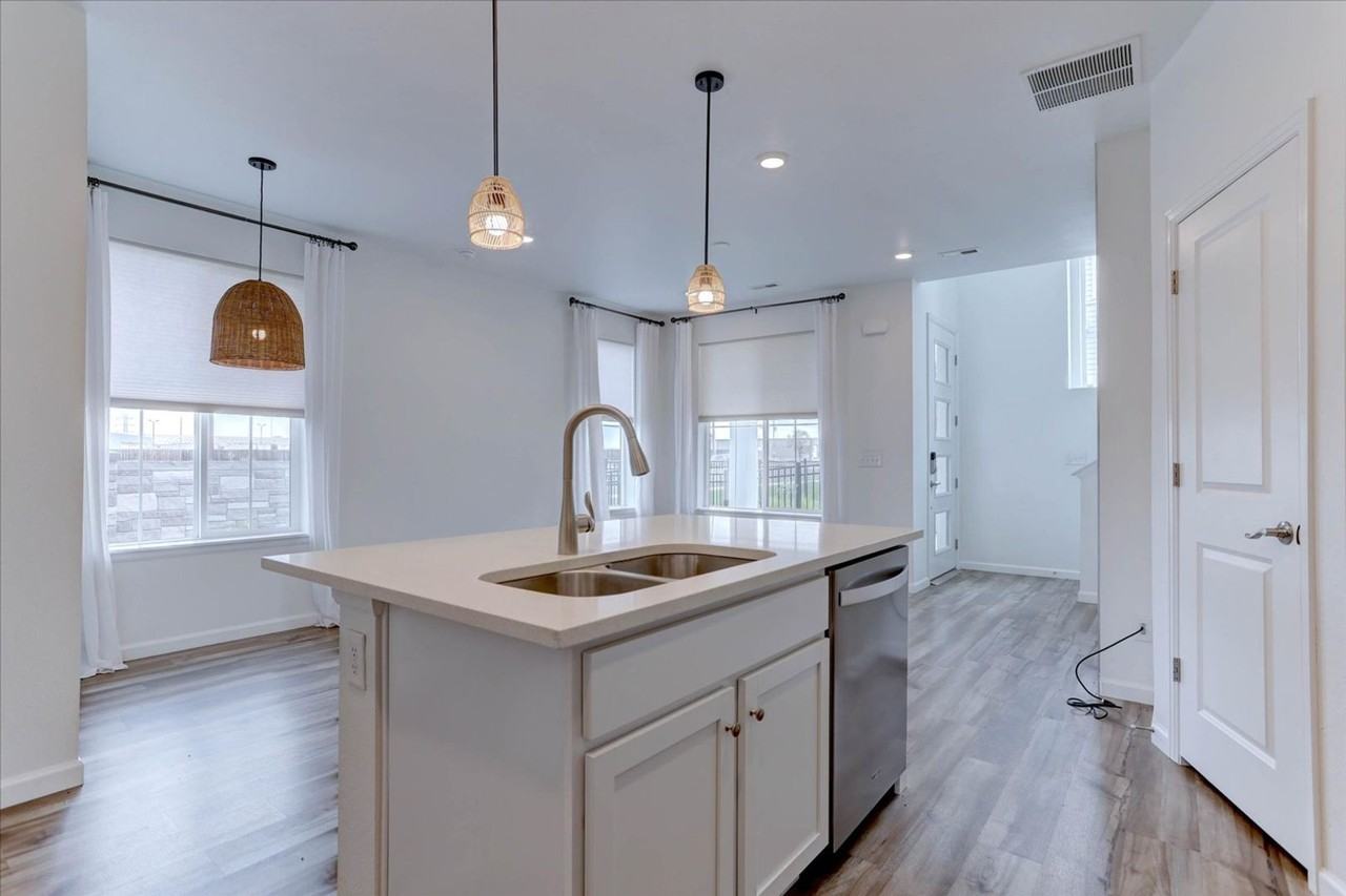 1828 S Poplar Ct - Photo 7 of 21