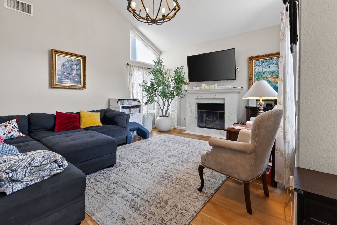 11653 Springside Rd - Photo 3 of 45