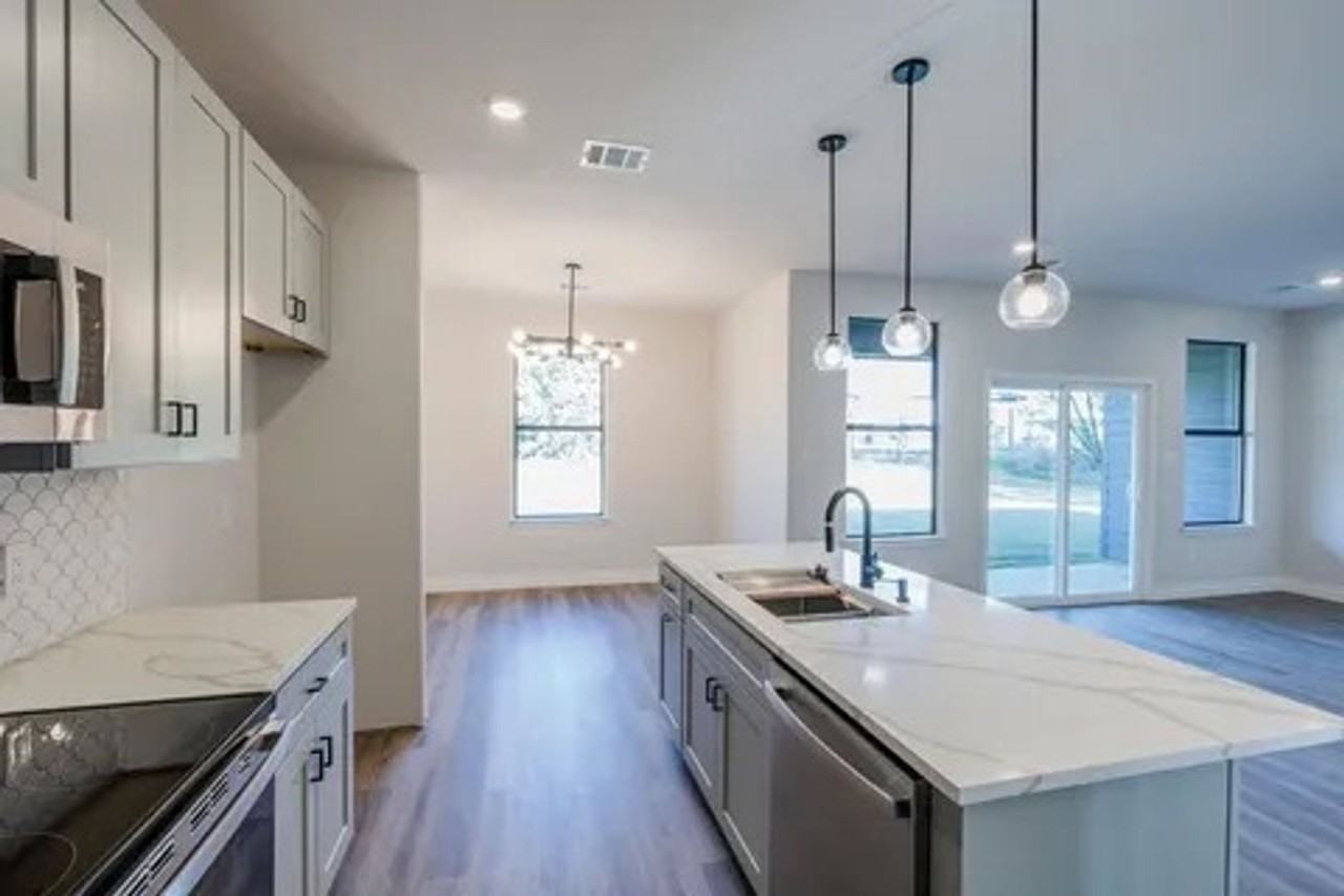 5713 Stonegate Cir - Photo 4 of 13