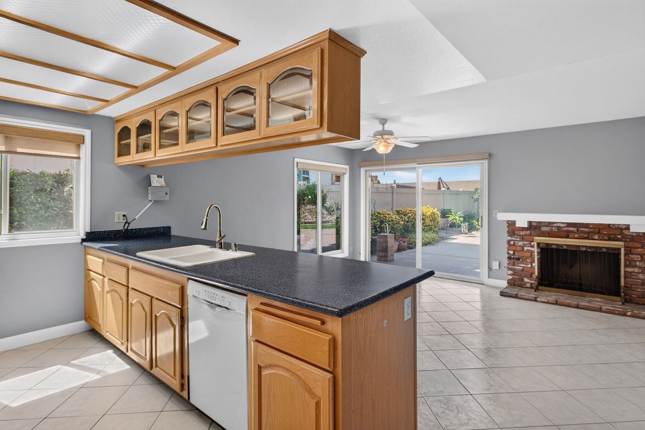 2372 Apple Tree Dr - Photo 4 of 27