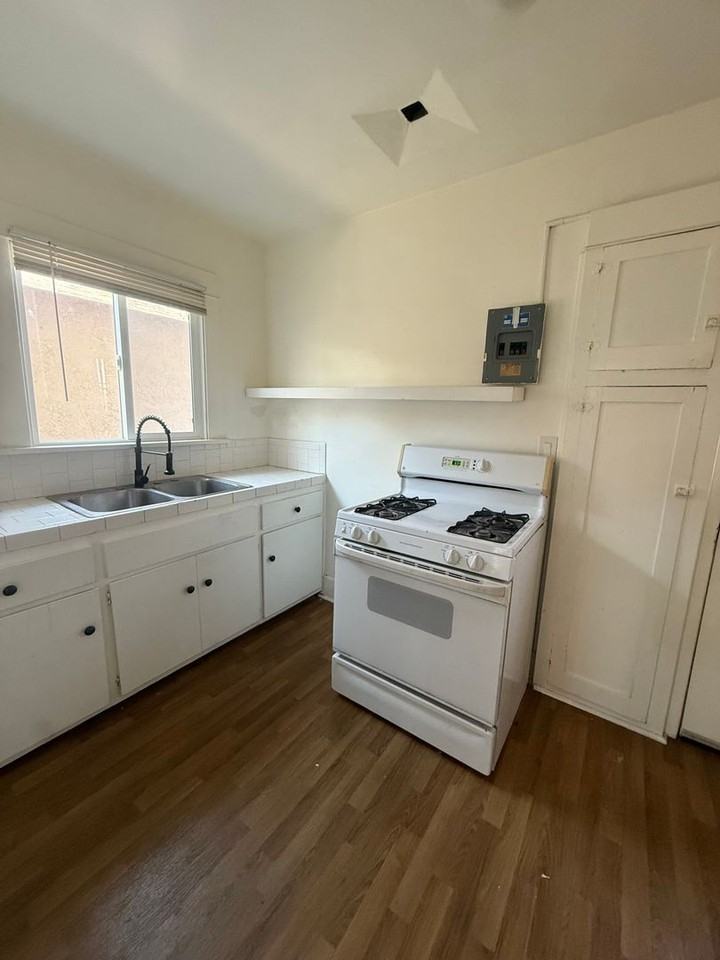 867 W Santa Cruz St - Photo 3 of 5