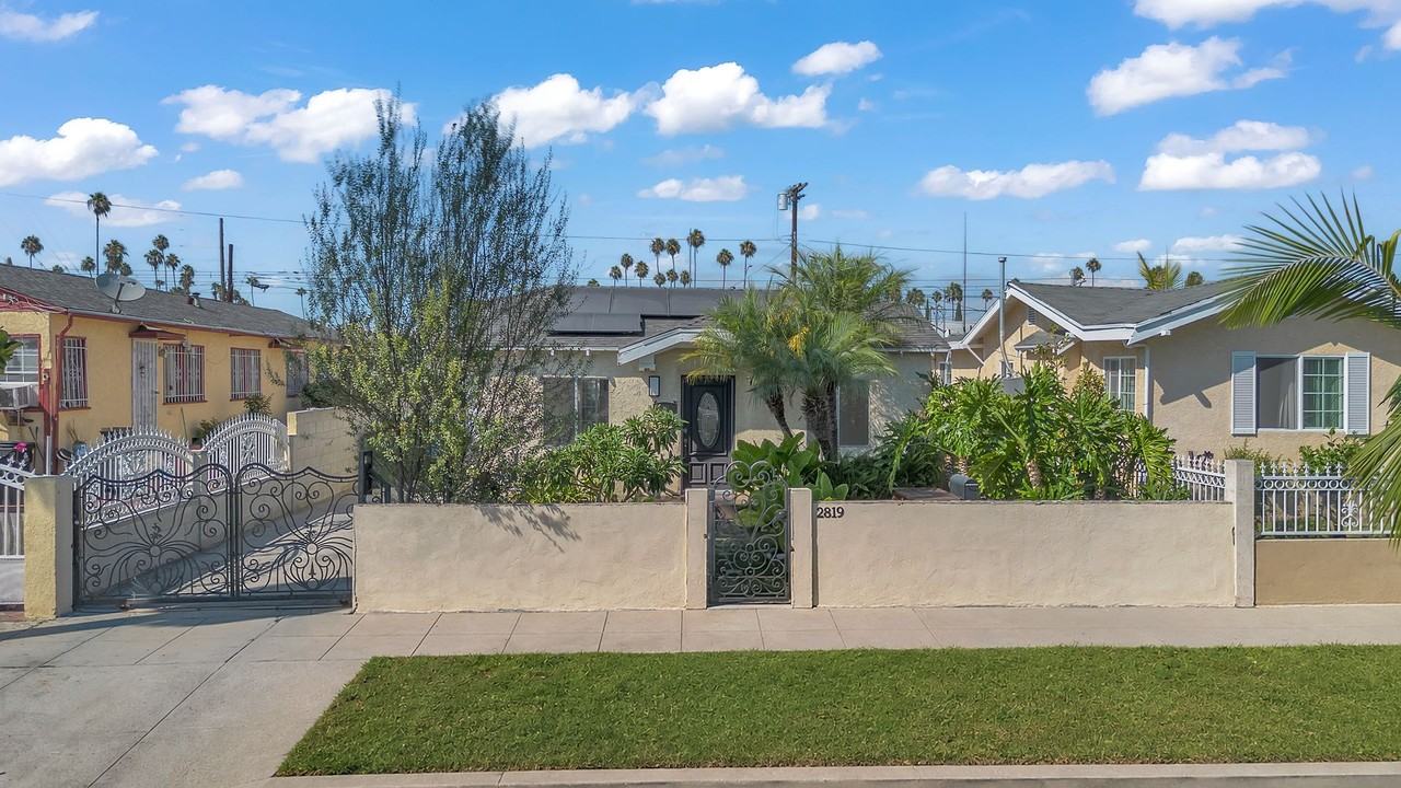 2819 Exposition Pl - Photo 2 of 28