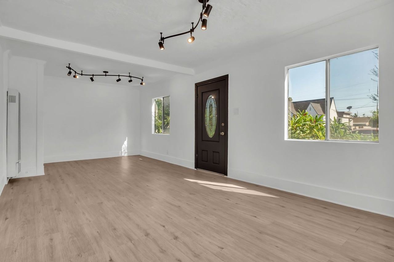 2819 Exposition Pl - Photo 4 of 28