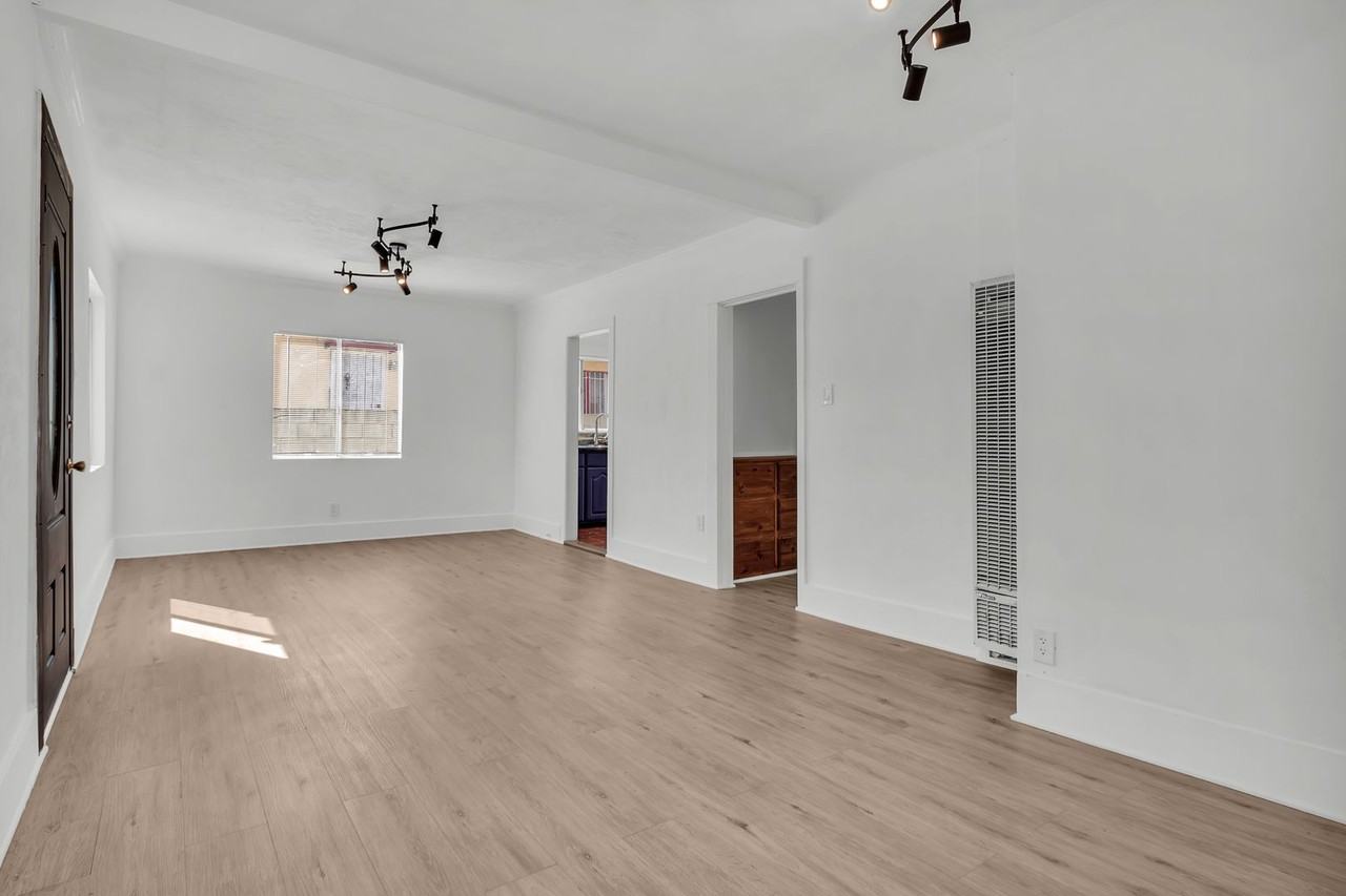 2819 Exposition Pl - Photo 6 of 28