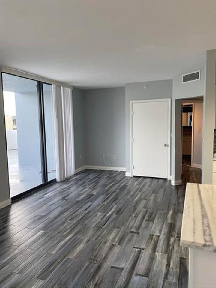 1330 1330 West Ave cu-403 #403 - Photo 3 of 5