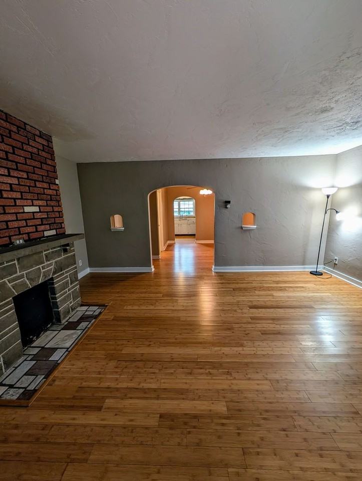 229 W Sycamore St - Photo 2 of 13