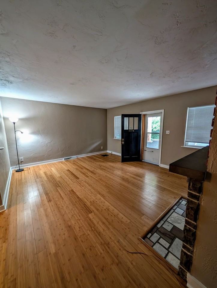 229 W Sycamore St - Photo 3 of 13