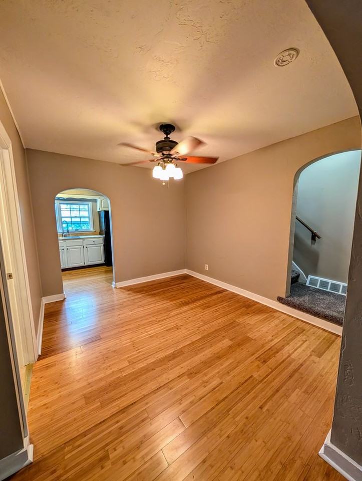 229 W Sycamore St - Photo 4 of 13